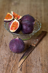 Image showing bowl with fresh figs and old knife 
