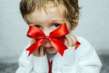 Image showing Small baby with silver gift box