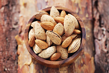 Image showing almonds