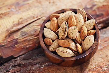 Image showing almonds