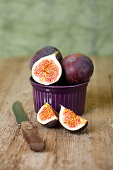 Image showing bowl with fresh figs and old knife 