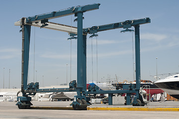 Image showing Crane to move yachts