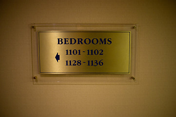 Image showing Board indicating direction to the bedrooms