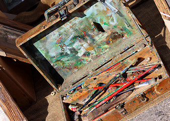 Image showing Art brushes in the old suitcase