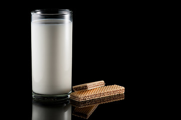 Image showing Milk and wafer