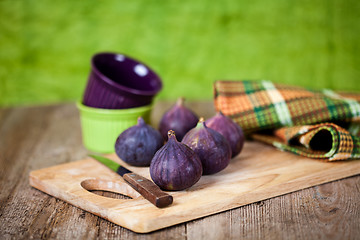 Image showing  fresh figs, bowls, knife and towel 