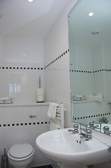 Image showing Contemporary bathroom
