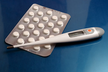 Image showing Thermometer and pills