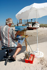 Image showing A painter on the beach.