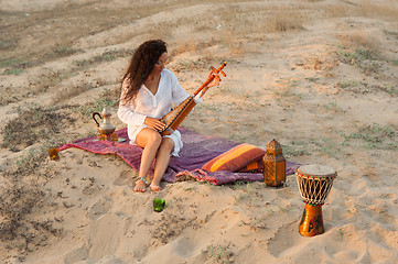 Image showing Woman wiht sitar