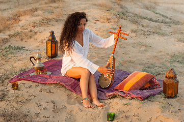 Image showing Woman wiht sitar