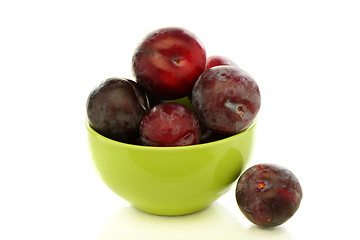 Image showing Ripe plums in green bowl. 