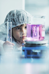 Image showing little child scientist in lab