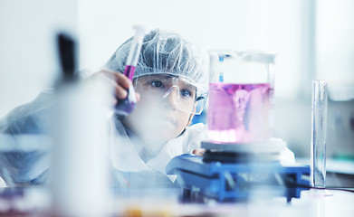 Image showing little child scientist in lab