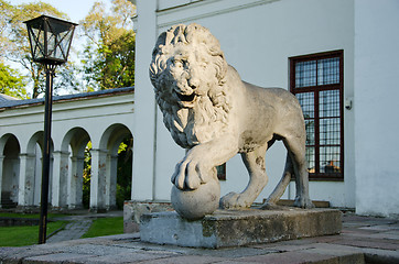 Image showing Retro stone lion sunlight with sun in park 