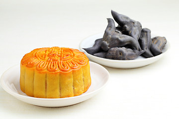 Image showing Moon cake with water caltrop