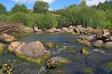 Image showing quick river flow amongst stone 