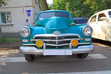 Image showing old car on town street