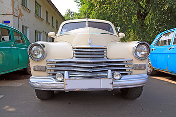 Image showing old car on town street