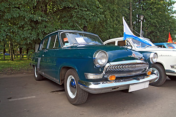 Image showing old car on town street