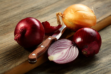 Image showing Knife,red onion and a half.