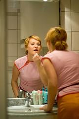Image showing frau schminkt sich | woman is putting make up on