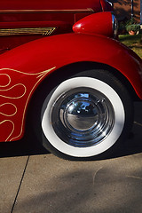 Image showing The front tires of a old timer car.