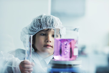 Image showing little child scientist in lab