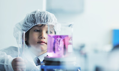 Image showing little child scientist in lab