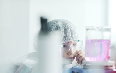 Image showing little child scientist in lab