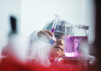 Image showing little child scientist in lab