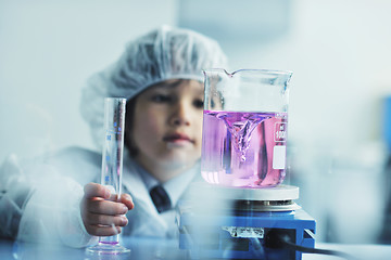 Image showing little child scientist in lab