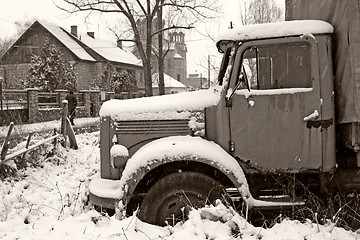 Image showing abandoned old truck in winter