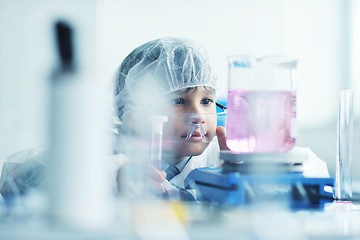 Image showing little child scientist in lab