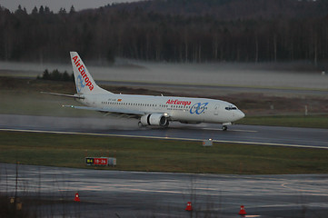 Image showing Boeing 737-800 landing