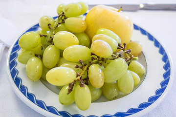 Image showing Sweet green grapes and apple 