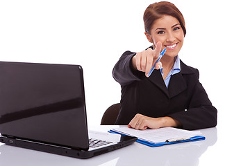 Image showing businesswoman  at desk pointing