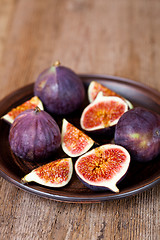 Image showing  fresh figs in a plate 