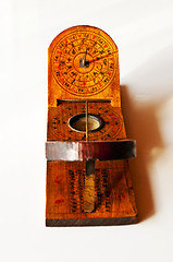 Image showing antike chinesische Sonnenuhr mit Kompass