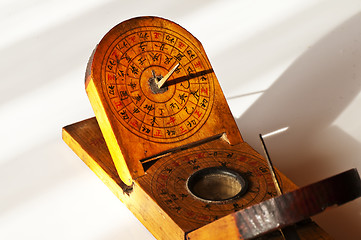 Image showing antike chinesische Sonnenuhr mit Kompass