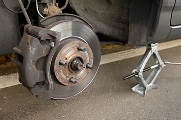 Image showing Changing wheel