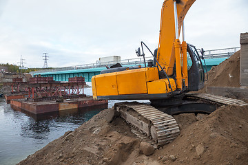 Image showing Excavator builds a bridge.