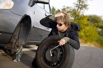 Image showing Changing tires