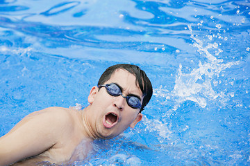 Image showing Swimmer breathing performing the crawl stroke 