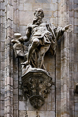 Image showing a statue in the front of duomo