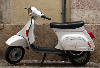 Image showing White scooter.