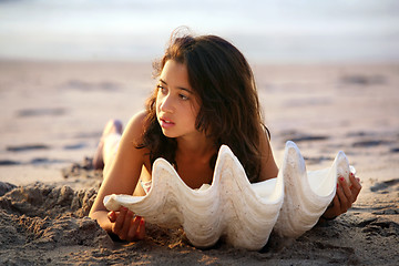 Image showing Girl with seashell