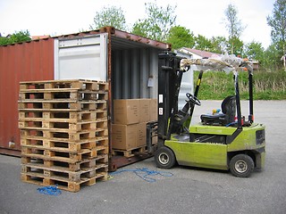 Image showing Truck at container