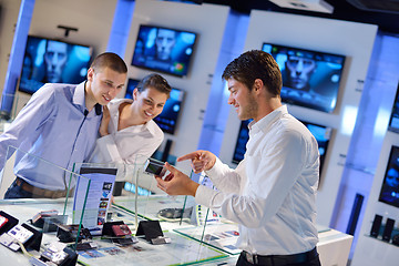 Image showing people buy  in consumer electronics store