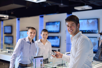 Image showing people buy  in consumer electronics store